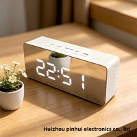 Vente directe d'usine YAOQIU Réveil numérique moderne minimaliste à finition miroir, LED intelligent, alimentation externe en plastique, silencieux