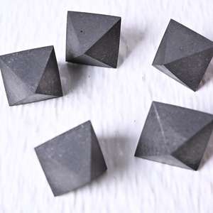 Pirámide de Shungita Premium, Adorno de Mineral Natural Tallado, Protección EMF, Sanación Reiki, Equilibrio de Chakras, Tendencia de Moda - Product Image 6