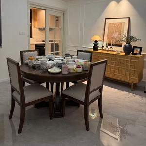 Ensemble table et chaises <span class=keywords><strong>de</strong></span> salle à manger circulaire en chêne massif <span class=keywords><strong>de</strong></span> style médiéval avec fonction rotative, 4 places, couleur bois <span class=keywords><strong>brut</strong></span>, finition vieillie, personnalisable - Product Image 1