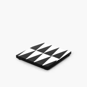 Juego de Posavasos Modernos de Resina Geométrica Cuadrada en Blanco y Negro, Ecológicos, Accesorios de Decoración para Mesa - Product Image 3