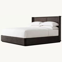 Lit en bois de chêne moderne et durable à profil bas avec tête de lit enveloppée pour un intérieur scandinave et un sommeil confortable