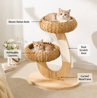 Arbre à chat moderne en rotin avec structure en bois courbée, deux paniers-lits, coussins amovibles et griffoir en sisal, conception personnalisée OEM ODM