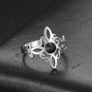Streghe nodo con anello di zircone nero nodo trinità celtica in acciaio inox gioielli in Irlanda regali per le donne - Product Image 2
