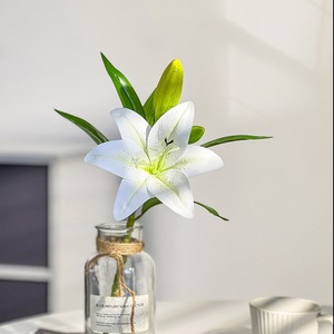 Ramo de Lirios Artificiales con Dos Flores y un Capullo, Flores de Seda Plástica de Alta Simulación para Decoración de Bodas - Product Image 4