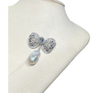 Broche en forme de baroque avec perle d'eau douce de grande taille, incrustation de zirconium bleu, fleur de poitrine, nœud, motif lisse irrégulier, broches - Product Image 5