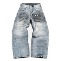 Jeans imprimés DIZNEW bleu clair, motif celtique, gaufrage laser, texture plissée, logo nid d'abeille avant et arrière, breloque métallique, personnalisable OEM