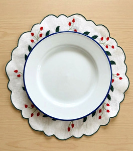 Ensemble de sets de table ronds en lin du Vietnam, brodés sur mesure, thème Noël et bordure festonnée, avec serviettes de table - Product Image 2