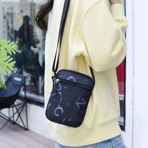Bolso cruzado cuadrado vertical rosa con cremallera, bolso de pecho portátil para mujer para uso diario, para guardar el teléfono móvil y la tarjeta de identificación - Product Image 2