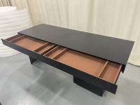 Bureau de travail élégant et minimaliste en bois massif de taille moyenne, avec plateau large et lisse, étagères latérales pour dossiers, dissimulées/3