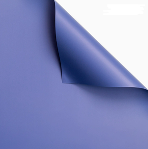 Papel de embalaje mate de plástico impermeable de color azul oscuro sólido para envolver flores, papel para flores, embalaje floral para regalos. - Product Image 1