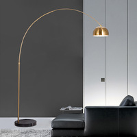 Lampadaire d'angle LED moderne nordique de designer pour salon, avec base en marbre et design en arc