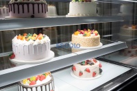 Réfrigérateur incurvé avec porte coulissante arrière pour vitrine à gâteaux de boulangerie, base en acier inoxydable avec éclairage LED intégré