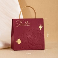 Boîte cadeau élégante en carton avec impression de roses dorées en relief et poignée en cuir pour mariage ou fête