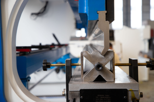 DA53T 100T CNC presse plieuse 4 + 1 axe tôle plieuse avec <span class=keywords><strong>formation</strong></span> de <span class=keywords><strong>programmation</strong></span> gratuite et garantie de 2 ans - Product Image 5