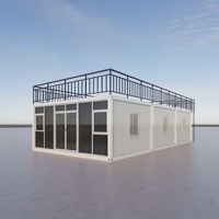 Cette maison préfabriquée présente des murs en verre et une terrasse sur le toit pour une vie moderne avec intégration de la technologie de la maison intelligente