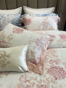 Ensemble romantique et élégant de quatre pièces à imprimé rose, comprenant une housse de couette douce pour la peau en fibre Aine et coton Sunshine - Product Image 4