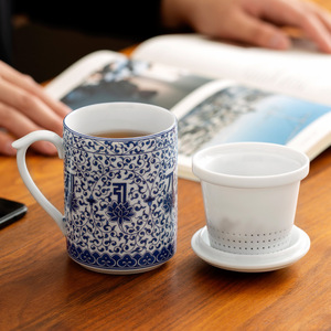 Tazza da Ufficio in Stile Retrò Blu e <span class=keywords><strong>Bianca</strong></span> con Coperchio e Filtro, Tazza in Ceramica per Microonde, Tazza in <span class=keywords><strong>Porcellana</strong></span> <span class=keywords><strong>Bianca</strong></span> per Regalo Aziendale - Product Image 2