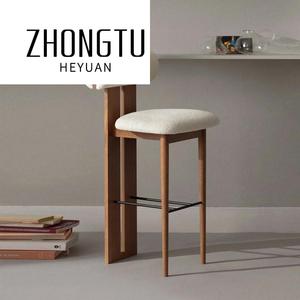 Tabourets de Bar d'Hôtel Modernes, Chaise Hippo de Bar en <span class=keywords><strong>Bois</strong></span> Massif pour Salle à Manger, <span class=keywords><strong>Tabouret</strong></span> Haut de Comptoir Rembourré en Cuir <span class=keywords><strong>Noir</strong></span> pour <span class=keywords><strong>Cuisine</strong></span> - Product Image 3