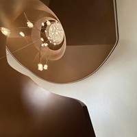 Escalier en colimaçon en acier avec rampe en fer forgé, marches en bois personnalisables, design moderne durable et sûr pour villa de luxe, utilisation en intérieur