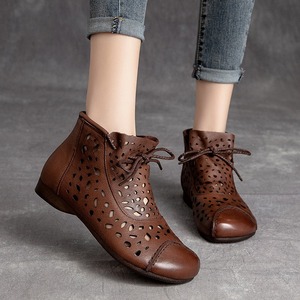 Botines perforados de verano con parte superior de cuero genuino de caña alta y suela plana. Sandalias cómodas para mujer. - Product Image 3