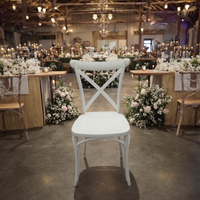 Chaises empilables en bois de hêtre et de chêne à grain de bois blanc en résine pour la restauration, la location, les mariages, les chaises Chiavari à dossier croisé