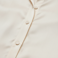 Robe chemise longue en satin ivoire pour femme, manches courtes, col cranté, fente latérale haute, style OEM, luxe discret, inspirée de la Riviera italienne