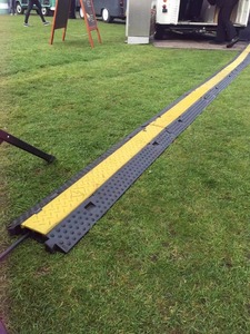 Protection de câbles en caoutchouc avec couvercle en PVC à 5 canaux, résistance au poids de 15 tonnes, angles de pont de câbles, CE RoHS - Product Image 3