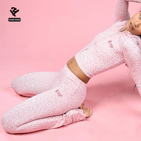 Ensemble de yoga deux pièces rose léopard avec logo personnalisé, haut moulant à manches longues avec trous pour les pouces et pantalon évasé, tenue de fitness pour femmes