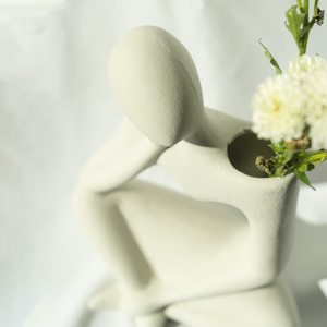 Vase de sol en céramique blanche moderne et simple, sculpture abstraite de penseur, en porcelaine rétro, pour la maison, les mariages, les hôtels - Product Image 5
