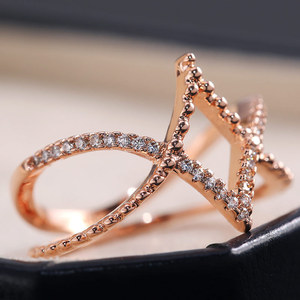 Anello creativo a forma di rombo per donna, design intarsiato a forma di V incrociata, gioielli alla moda - Product Image 3