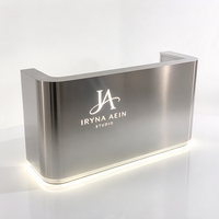 Meubles de salon de beauté haut de gamme, comptoir de réception d'hôtel, bureau de caisse luxueux en acier inoxydable avec éclairage