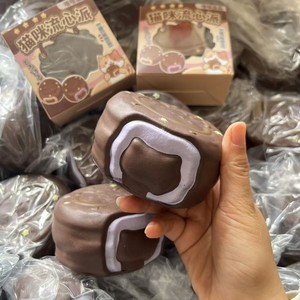 Juguete Blandito de Gato Kawaii con Corazón Fluido, Juguete Sensorial de PU Suave y de Rebote Lento con Forma de Postre de Chocolate para Aliviar el Estrés - Product Image 3