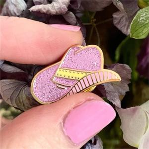Pin de solapa esmaltado personalizado con diseño de sombrero de vaquero y vaquera, estilo country, con purpurina rosa, accesorio de regalo <span class=keywords><strong>para</strong></span> mujer - Product Image 1