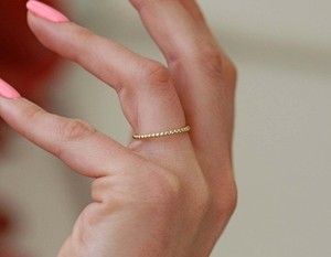 Anello Minimalista con Perline per Donne, Gioiello da Dito Impilabile con Perla Portafortuna, Elegante Piccolo Regalo - Product Image 4