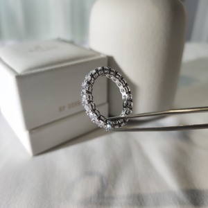 Bague en <span class=keywords><strong>or</strong></span> 10 carats avec 0,2 carat par pièce, sertie <span class=keywords><strong>de</strong></span> pierres synthétiques rondes, style demi-éternité complète ou partielle - Product Image 5