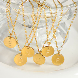 Collar minimalista de acero inoxidable para mujer, colgante de oro de 18K con inicial de A-Z grabada con 26 letras, disco con alfabeto redondo - Product Image 4
