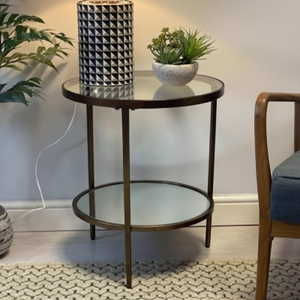 Mesa auxiliar de vidrio de metal-Mesa auxiliar de vidrio transparente moderna-Marco dorado cepillado entrecruzado - Product Image 1