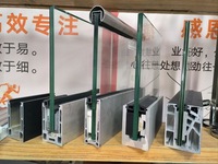 Rampe en verre sur mesure en aluminium profilé en U avec main courante en acier inoxydable à LED pour balcon d'hôtel, passerelle extérieure, appartement, sans cadre