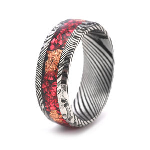 Nouvelle conception tendance, bande en acier damas avec incrustation d'<span class=keywords><strong>opale</strong></span> rouge et feuille d'or de 8 mm, bagues de fiançailles, de mariage et de fête pour hommes et femmes, cadeau - Product Image 1