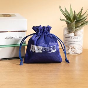 Pochette en tissu satiné avec cordon de serrage, logo personnalisé, sac de rangement pour cosmétiques et bijoux, emballage cadeau pour les fêtes - Product Image 5