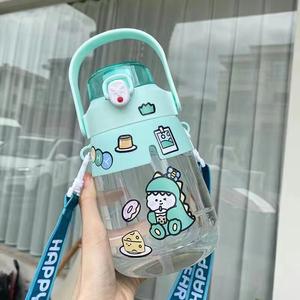 Bouteille d'eau en plastique de 900 ml avec paille, motif dessin animé mignon, grande capacité, pour filles de maternelle et d'école, avec poignée et sangle - Product Image 6