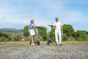 Trottinette électrique urbaine A1 - Corps argenté intégré, batterie longue durée 48V, pliage facile, écran LED, clignotants, idéale pour la dernière mile - Product Image 2