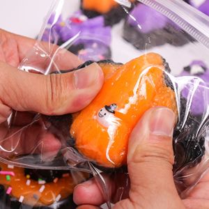 Nuevo Juguete Comestible de Halloween, Figura de Gato Suave y Adorable en Forma de Croissant, Juguete Antiestrés Schylling - Product Image 4