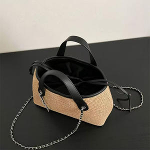 Sac fourre-tout en paille de raphia tressé, sac de plage haut de gamme et polyvalent pour femme, sac à bandoulière élégant et stylé avec chaîne - Product Image 4