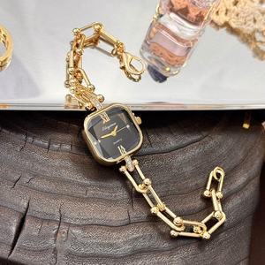 ساعة كوارتز فاخرة بتصميم أنيق مع سوار من الفولاذ المقاوم للصدأ على شكل حرف <span class=keywords><strong>U</strong></span>، ساعات نسائية فاخرة مربعة الشكل، ساعات يد عصرية - Product Image 4