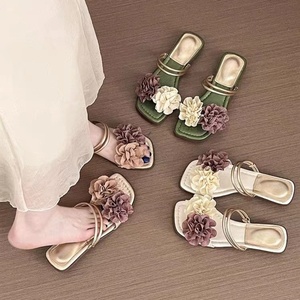 Nouvelles tongs de plage polyvalentes et sandales à semelle épaisse pour femmes, style 2025, à porter en extérieur - Product Image 4