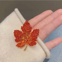 Broche anti-exposition en alliage plaqué feuille d'érable rouge diamant scintillant, style simple, pour femme, automne-hiver, usage quotidien, pour costumes et châles