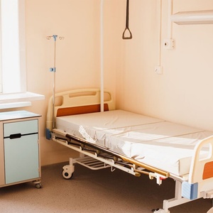 Электрическая больничная кровать для ухода за пациентами, регулируемая по высоте, с бортиками, для использования в отделении интенсивной терапии - Product Image 5