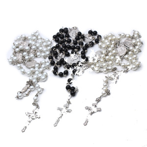 Collier chapelet imitation perles noires et blanches avec pendentif croix, bijoux religieux pour la prière et la mode - Product Image 1