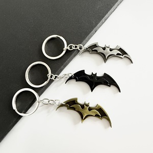 Porte-clés <span class=keywords><strong>Batman</strong></span> Batarang en alliage, pendentif chauve-souris inspiré du film, ornement créatif à suspendre, cadeau d'Halloween - Product Image 1